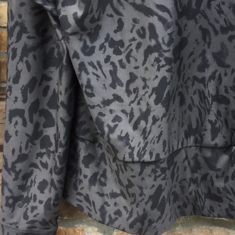 Leopard printed long sleeve athletic shirt by Carrie Underwood brand concert🌷 - Picture 6 of 7